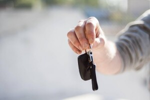 holding-car-keys